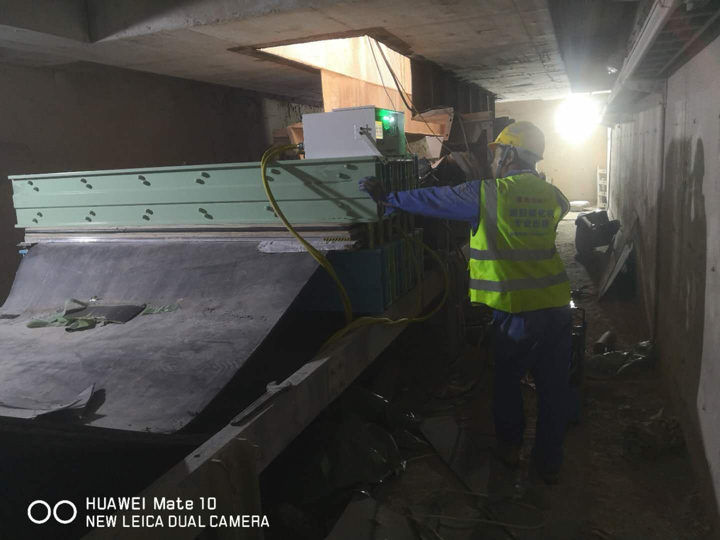 两米超轻硫化机工作现场